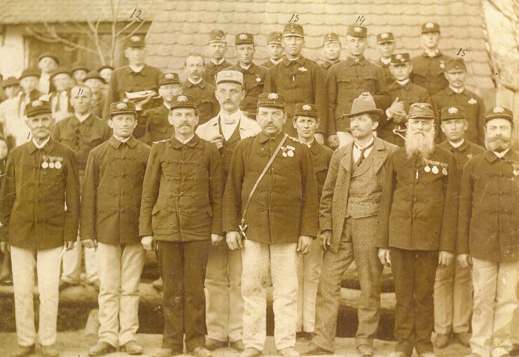 Bílovičtí hasiči na srazu v Topolné v roce 1896.jpg